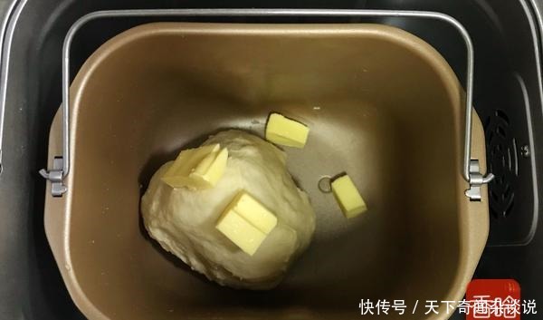 柔软到怀疑人生!一次成功的椰蓉奶棒面包,学会了不用去面包店买