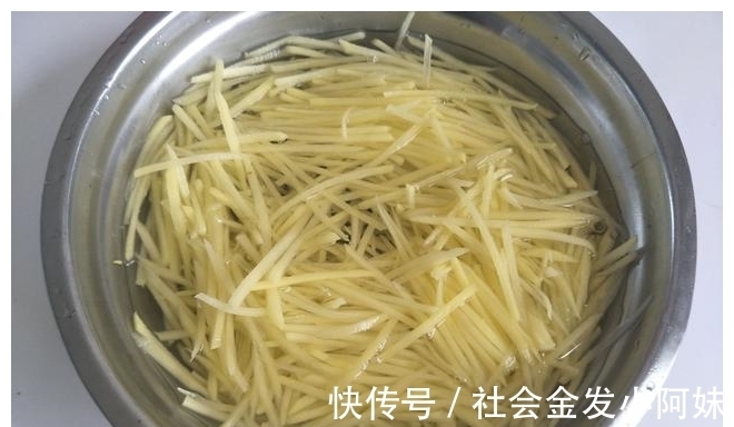 一个勺子|炒土豆丝时,放醋方法有讲究,教你1招,土豆丝酸香不呛口