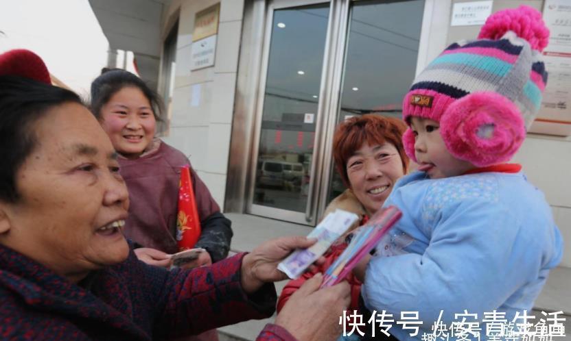 账户|父母带1岁萌娃去存压岁钱，网友刚想点赞，看到金额站不稳了