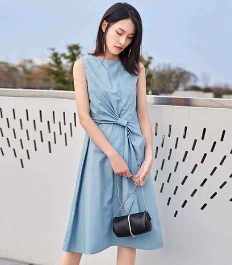 身材 身材高挑的小美女,玫红色吊带连衣裙,唯美又时尚