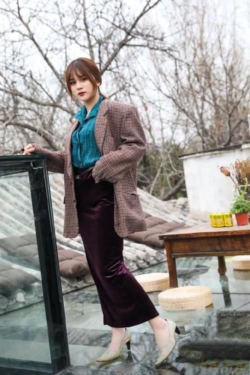 最近流行穿“过膝裙+西装”，洋气显高又保暖，时髦精们也爱了