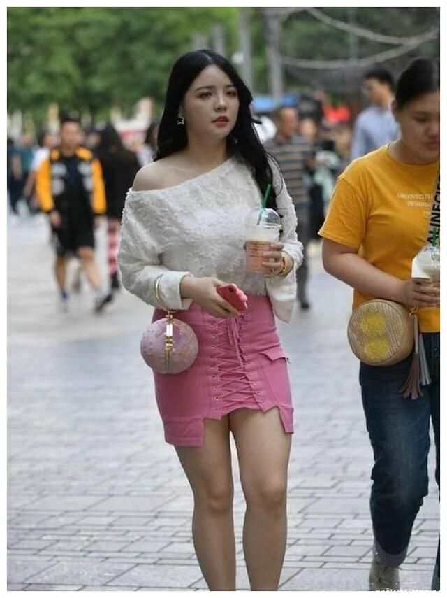 裙身|街拍美女：微胖女生的半身短裙穿搭示范，时髦个性舒适，值得借鉴