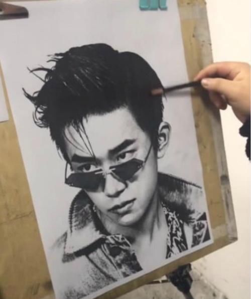 试卷@美术生“倒数第一”试卷走红,说好的自画像,与本人却相差甚远