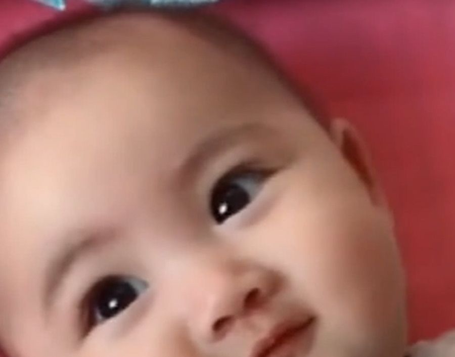 小宝宝|宝宝睡醒后不闹,看着妈妈笑个不停,妈妈的心都要被萌化了