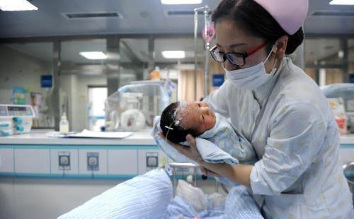 王来|王姓父亲办出生证,发现护士打错名字,妈妈看后大喜:不用改了