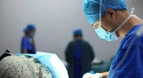 医生|宝妈剖腹产后想用镇痛泵,不料遭丈夫制止,医生听完原因无奈摇头