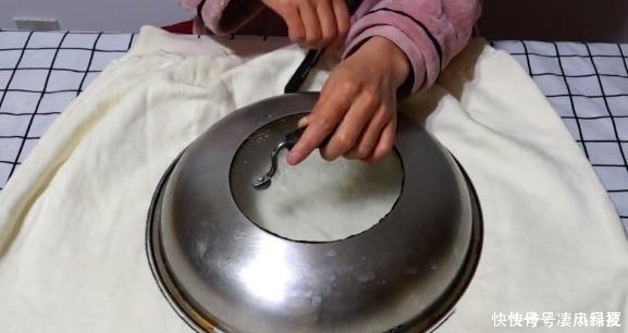 抱枕|家里不穿的废旧衣服不要扔,照着锅盖剪一剪,超市的要卖一两百!