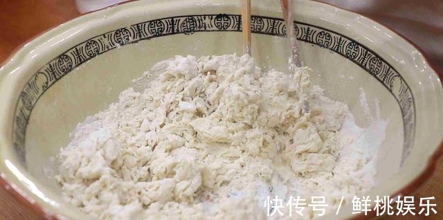 这个饼比葱油饼更好吃，早点摊上卖3块，照这个方法做，1块都不到