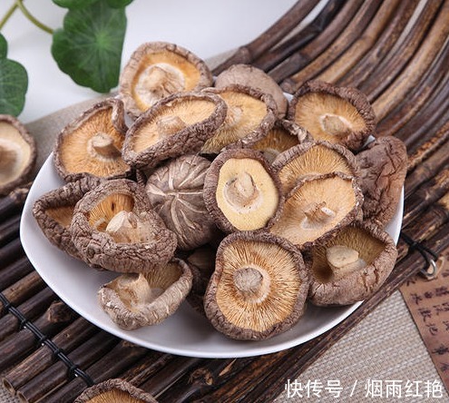 泡发干香菇,别再用清水,多加2样,只需10分钟,口感肥厚又干净