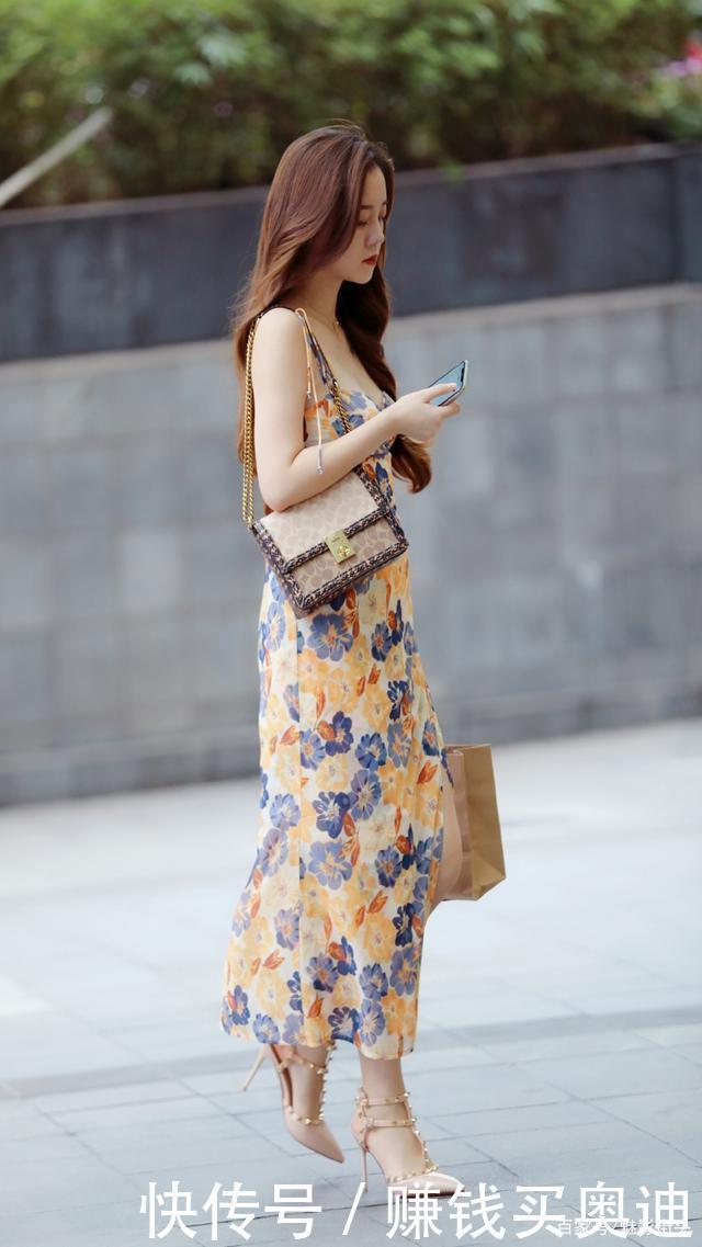 初秋时节穿连衣裙,不要搭配凉鞋了,搭配尖头细跟鞋更有女人味