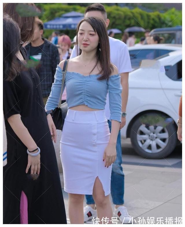 短衫|蓝色一字肩短衫美女搭配白色半裙,蓝白搭配满满的青春活力感