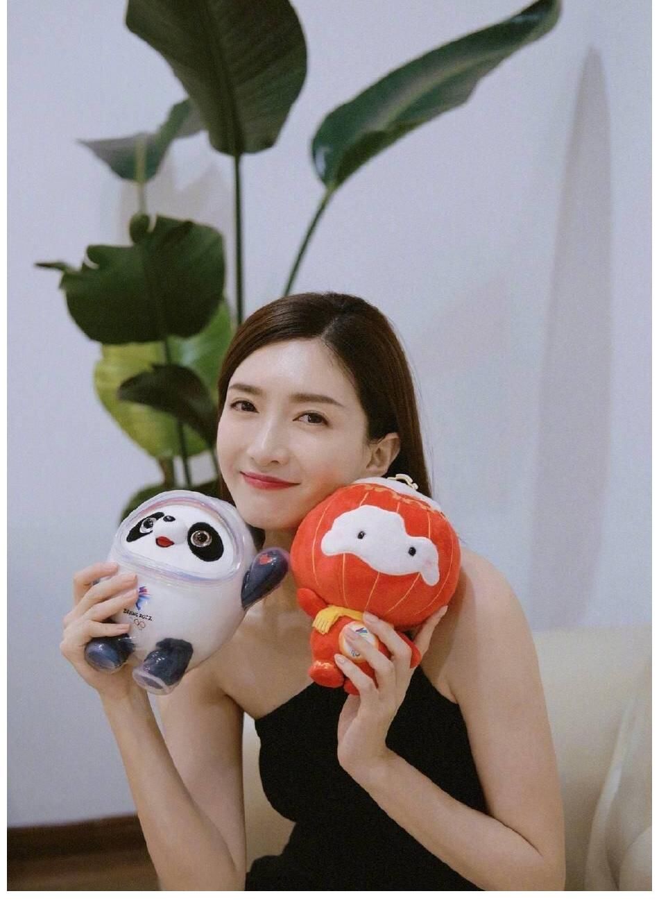 終于實現(xiàn)一墩一融！江疏影曬與冰墩墩雪容融合照引網(wǎng)友羨慕