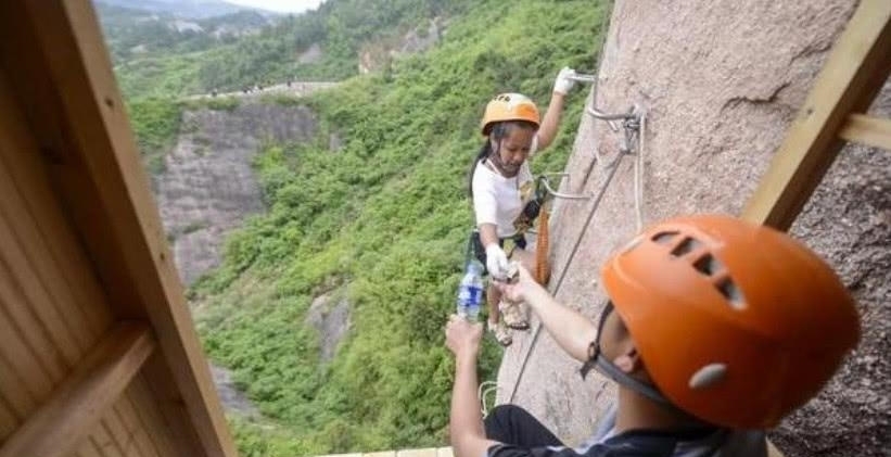 将便利店开到100多米高的悬崖峭壁上,一瓶水却只卖2块钱