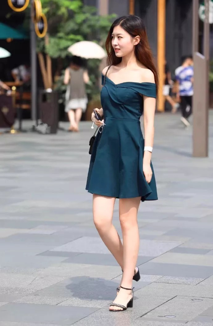街拍时尚:女性搭配高跟鞋,显高又增加自信
