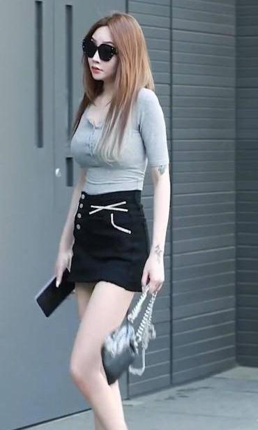 浅灰色T恤搭配黑色半身裙,简单时尚,自信大方