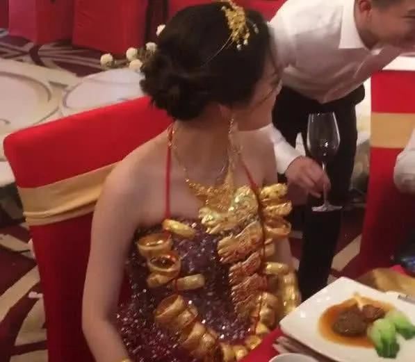 “炫富新娘”走红网络，嫁给金钱的样子，来自普通人的伤