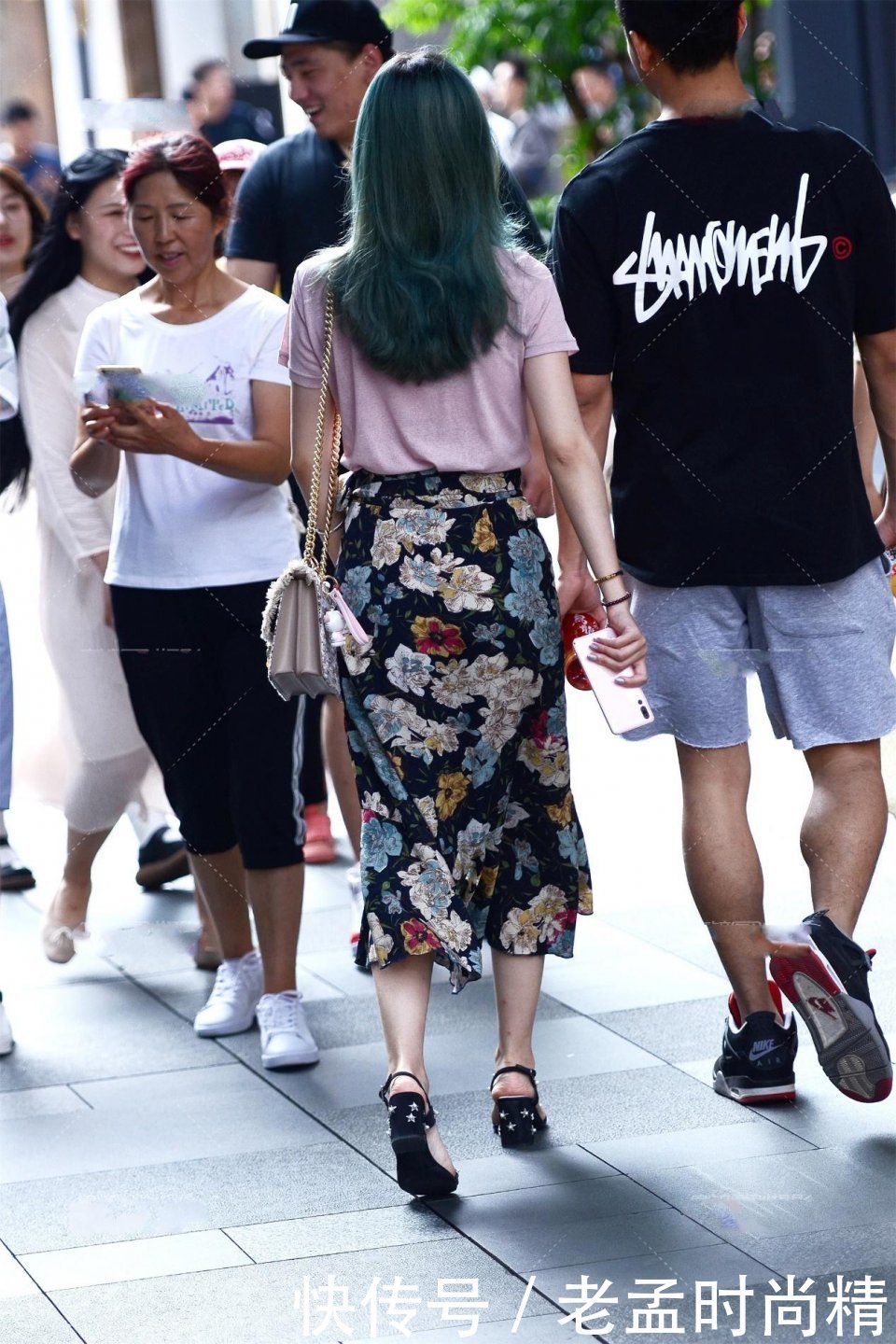 街拍:相当有气质的北方美女, 虽然有点小肚子, 这样另类的女孩子你咋看