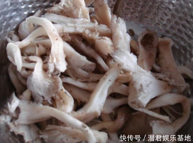 炸蘑菇到底焯不焯水？教你一招，香酥美味，外脆里软，孩子超爱吃