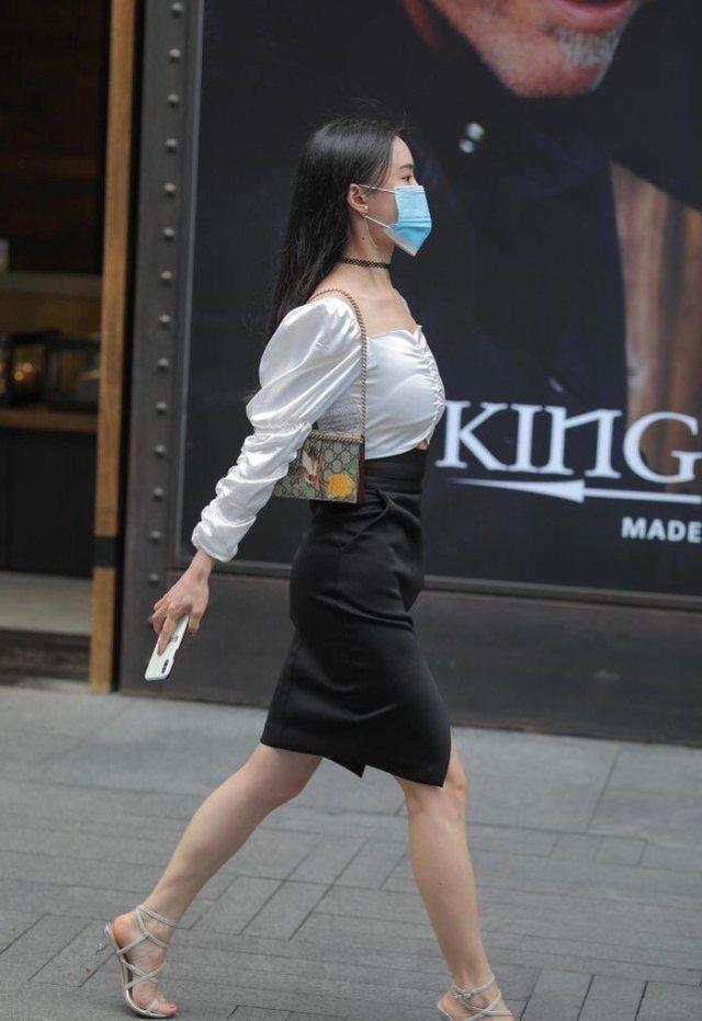 气质|银色上衣搭配黑色过膝裙，简约时尚，气质迷人