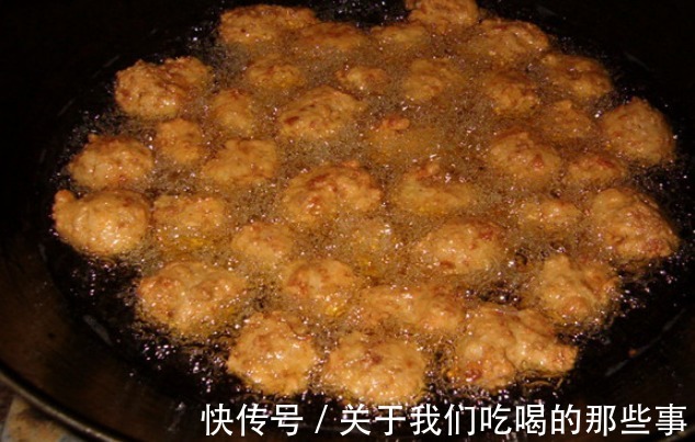 炸肉丸子要掌握“加2样2技巧”，外酥里嫩，咸香可口，放凉也不硬