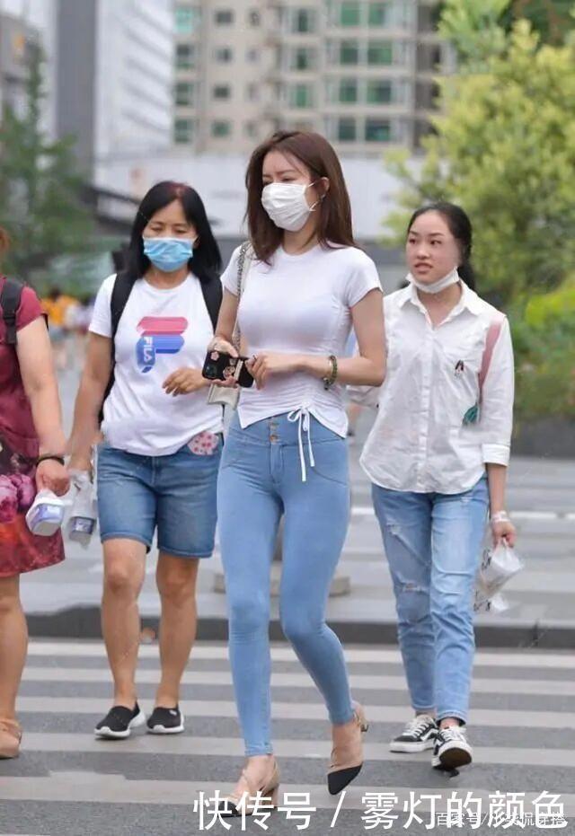 年轻女孩属实会“玩”,牛仔裤穿出“无痕”的感觉,路人看懵了!