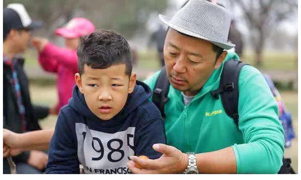 他們因?yàn)榫C藝節(jié)目而紅，也因?yàn)榫C藝節(jié)目而沒(méi)落，有人翻車撒謊離婚