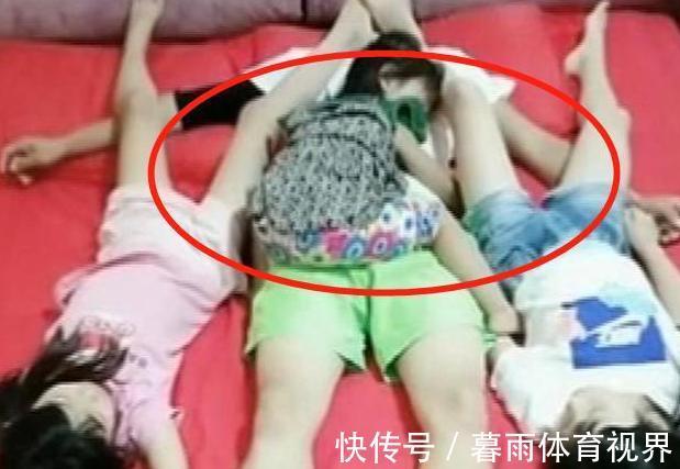 行为|爸爸与女儿们在床上躺着,却发生“越界”行为,网友:咋当爹的?