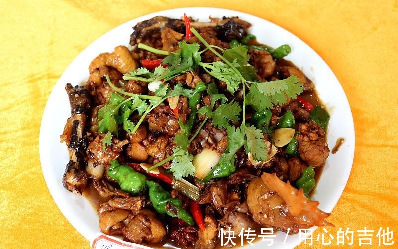 辣子鸡腿吃起来外焦里嫩，鸡卷咸鲜适口，桃仁酥脆