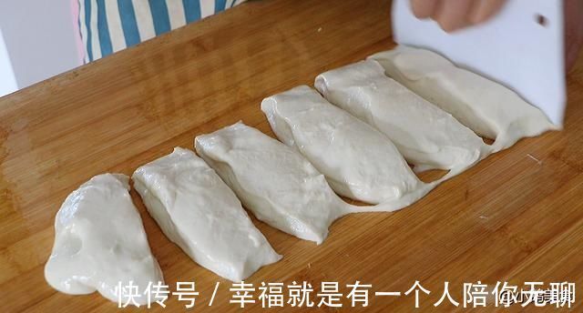 面团|爱吃韭菜盒子，这个方法就够了，不和面不擀皮，薄皮大馅太香了