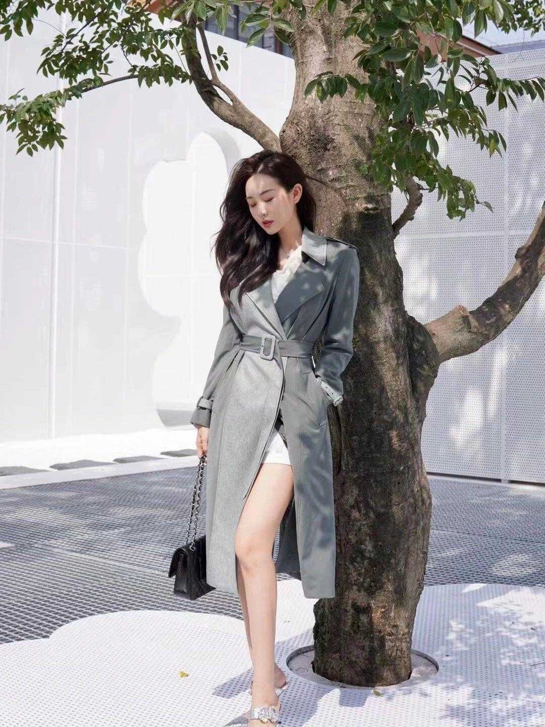 示范 干练利落有气场的职场穿搭示范,灰色拼接大衣飒爽霸气,知性洋气