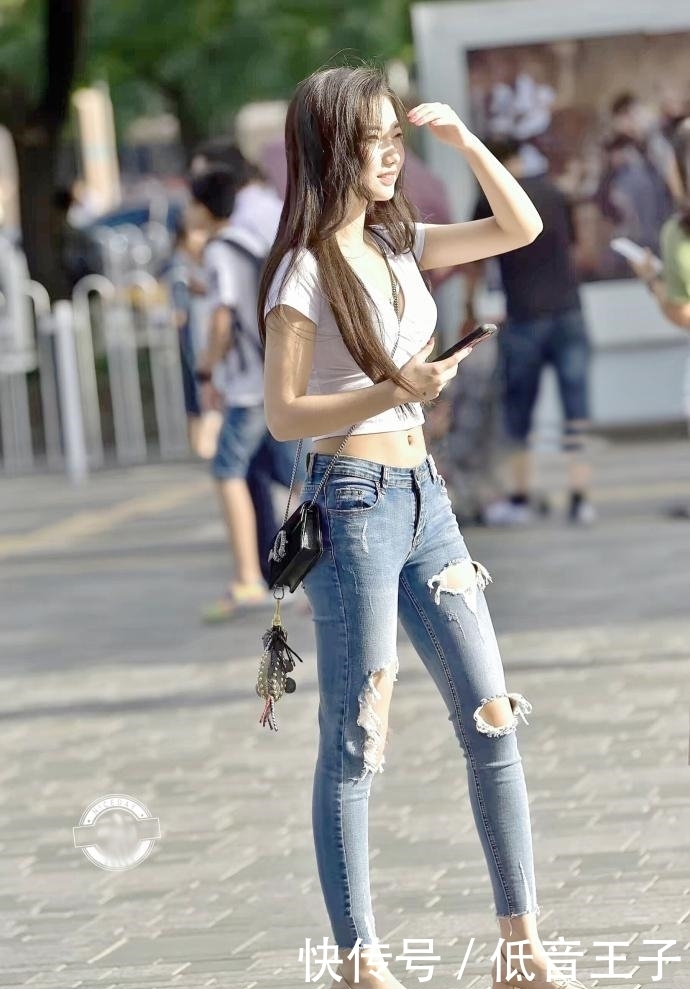 牛仔裤|街拍:牛仔裤的穿搭,将成熟的韵味展现出来!
