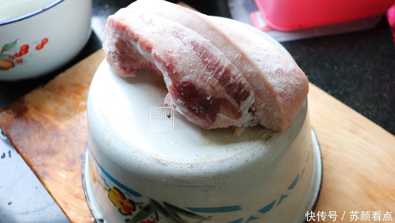 猪肉|猪肉解冻别再用醋和盐了,教你正确做法,10分钟解冻,肉新鲜如初
