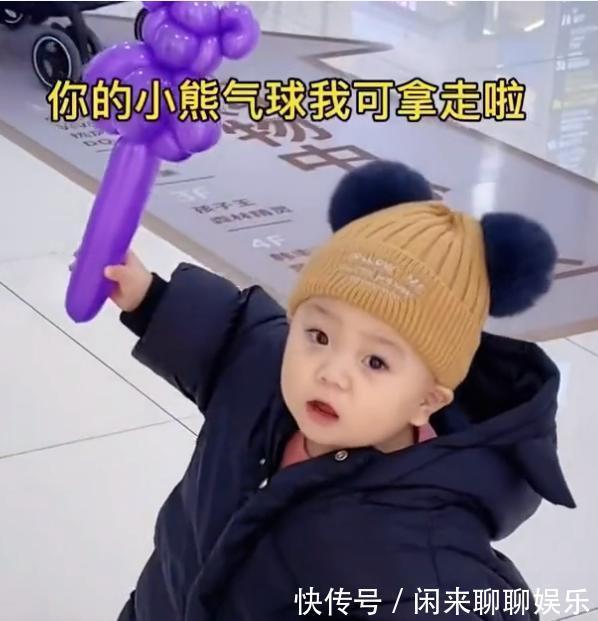 萌娃|天津萌娃收到商场人偶递来的气球,下一个举动网友直呼萌化了
