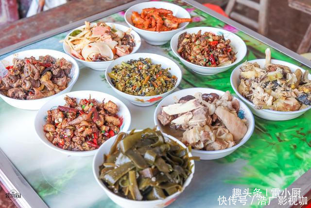 三爷爷家请吃饭，满满一桌农家菜，煮了2锅米饭，大伙吃了个精光