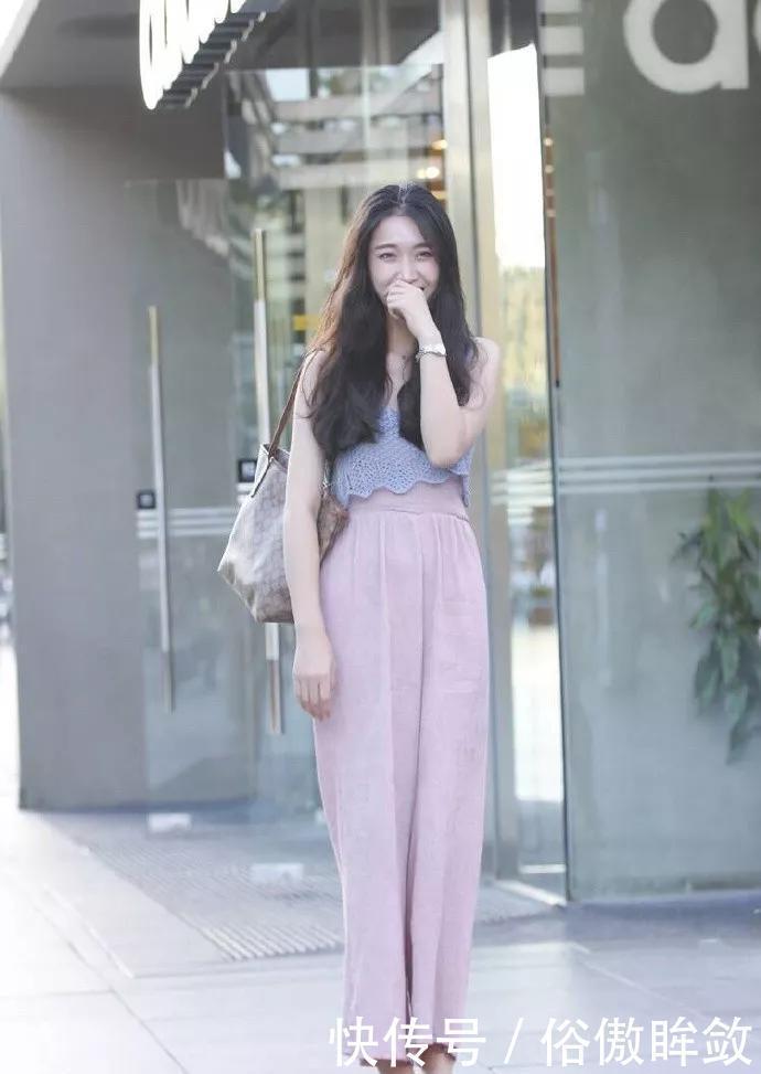 蓝色的一字带高跟鞋，清新又时尚，有能够增添她的魅力