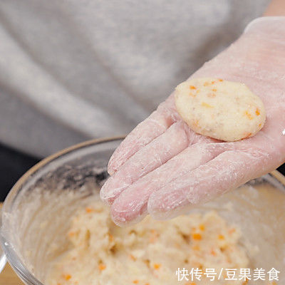 家常菜|鲜掉眉毛的美味家常菜土豆鲜虾饼