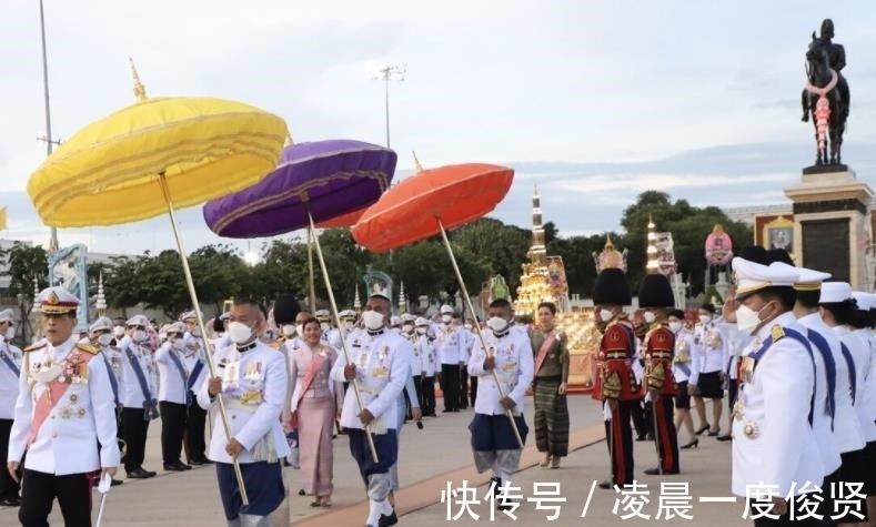 王后&苏提达摆出王后架子,坐着接受诗妮娜叩拜,成功拿捏住“拽妃”