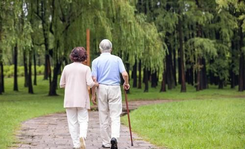 60岁是寿命决定期,无论男女,走路有六个表现,恭喜你很健康