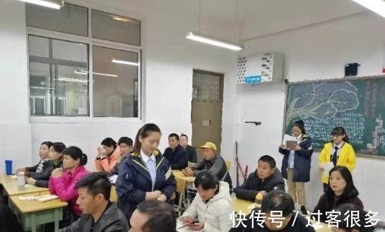 家长|幼儿园开家长会,一家长穿着“工作服”被嘲讽走错地方了吧