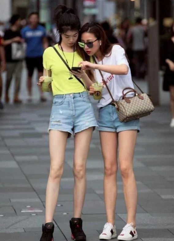 街拍:身穿半身裙的美女,身材婀娜多姿,让人移不开眼