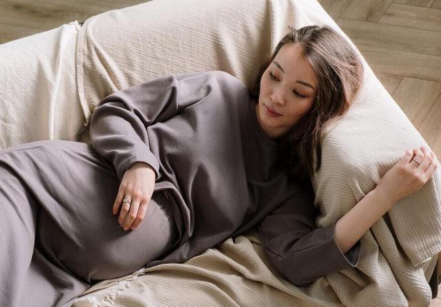 卧位|仰睡、侧睡,孕妇睡觉姿势有讲究,孕期不同,睡姿大不同