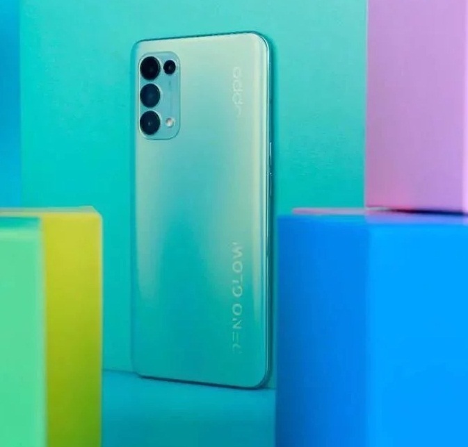 小女生 OPPOReno5K的恋恋青风配色，透露出小女生的羞涩与纯洁