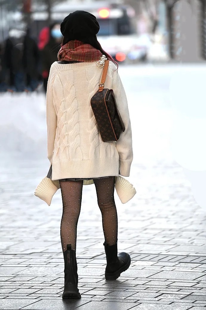 美女|街拍组图:冬装美女,露出少许黑丝,已足够时尚前卫