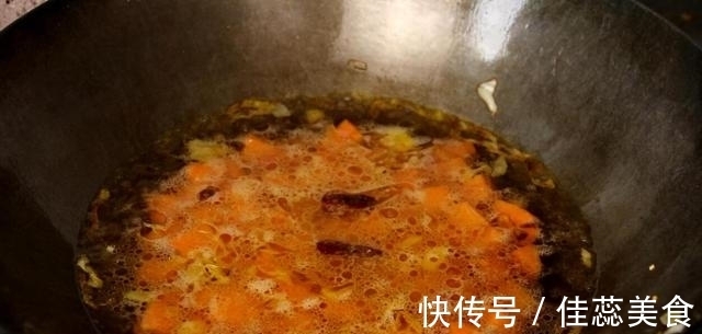 胡萝卜最好吃的做法,我家秋天经常吃,出锅连汤汁都不剩