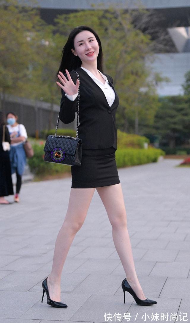 职业装 黑白配色的职业装,搭配一件尖头细高跟,更凸显出知性优雅的气质