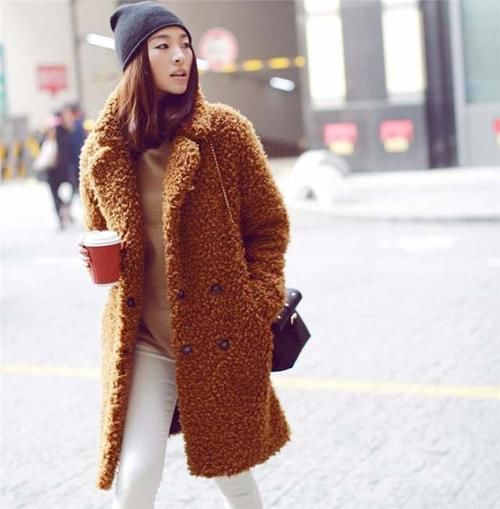 比羽绒服时髦，比大衣保暖，2021的秋冬的时髦全靠羊羔毛