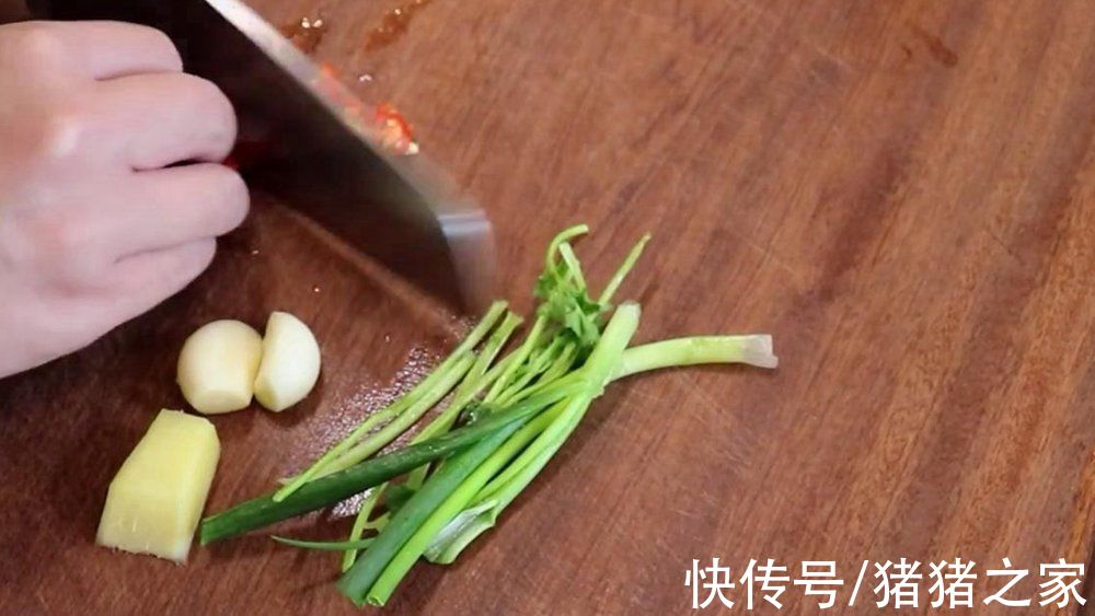 四川名菜口水鸡的家常做法,麻辣鲜香嫩爽,看着都流口水