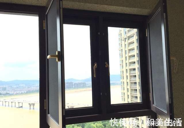 断桥铝合金|封阳台切记不要做这几种窗!我家发现装错,直接让工人拆光拿走!