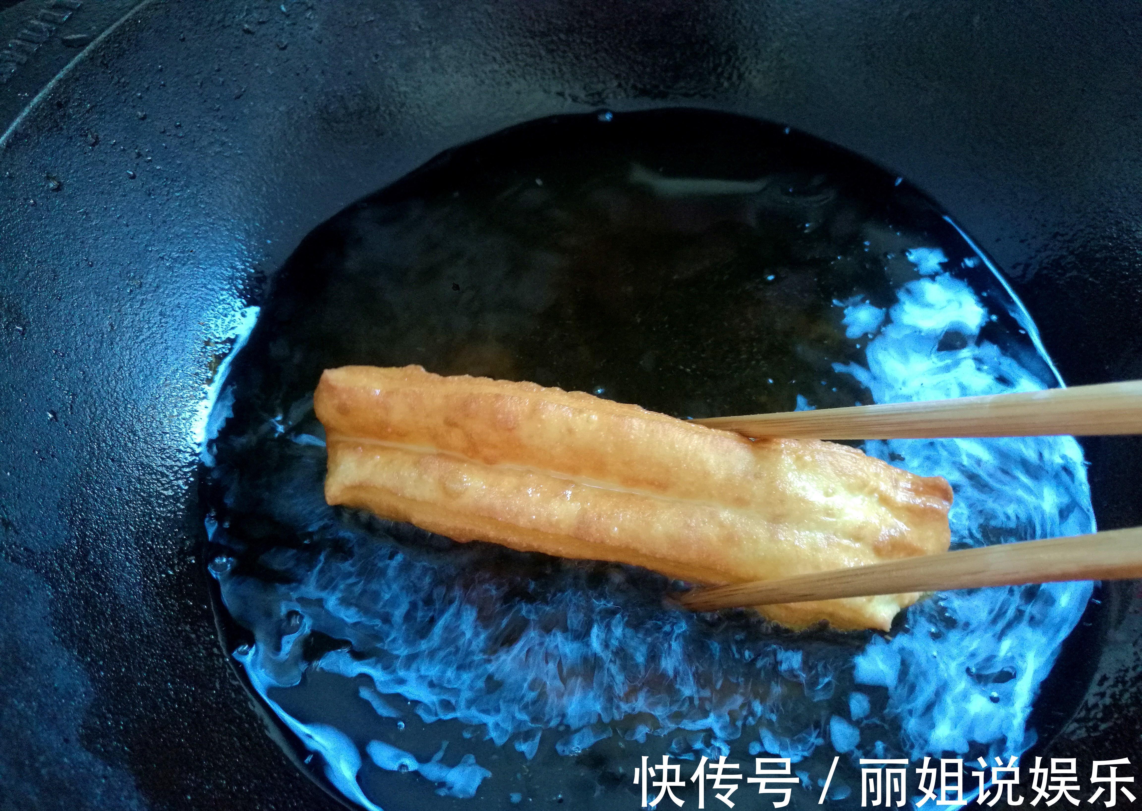 油条+油饼的详细配方和做法，不用酵母不用泡打粉，金黄酥脆真香