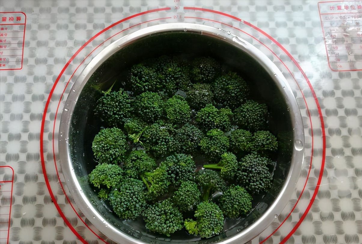 西兰花|这种水果2块钱1斤,猪肉加它做丸子,清甜爽口不油腻,越吃越香